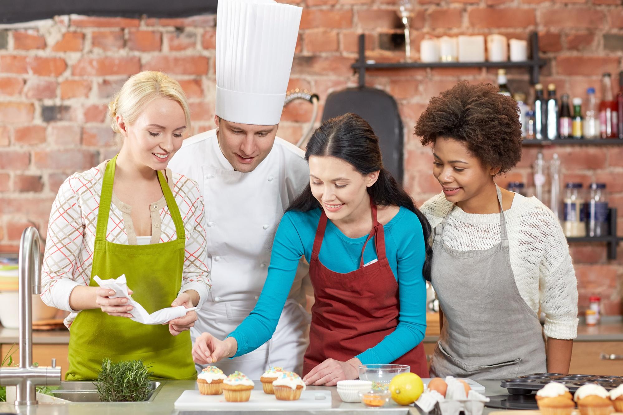 Chef demonstrando técnica para alunos